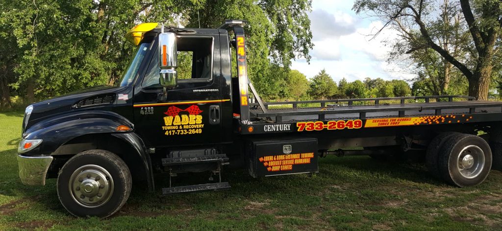 Wade's Towing Banner